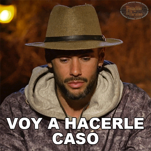 a man wearing a hat with the words voy a hacerle caso below it