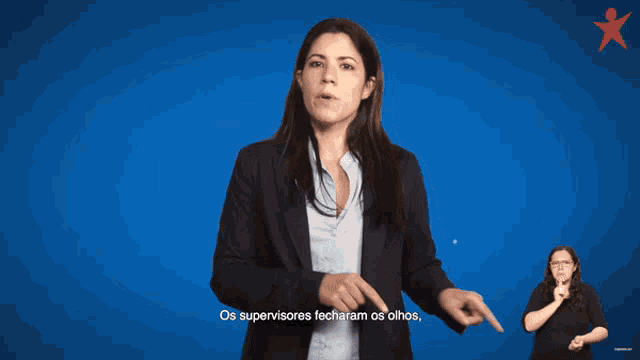 a woman in a black jacket stands in front of a blue background with the words não se lembram de nada on it