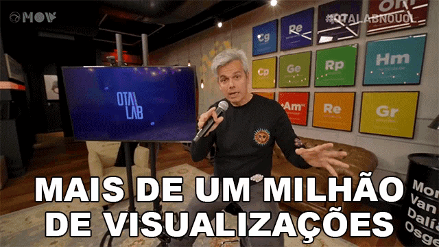 a man stands in front of a screen that says " mais de um "