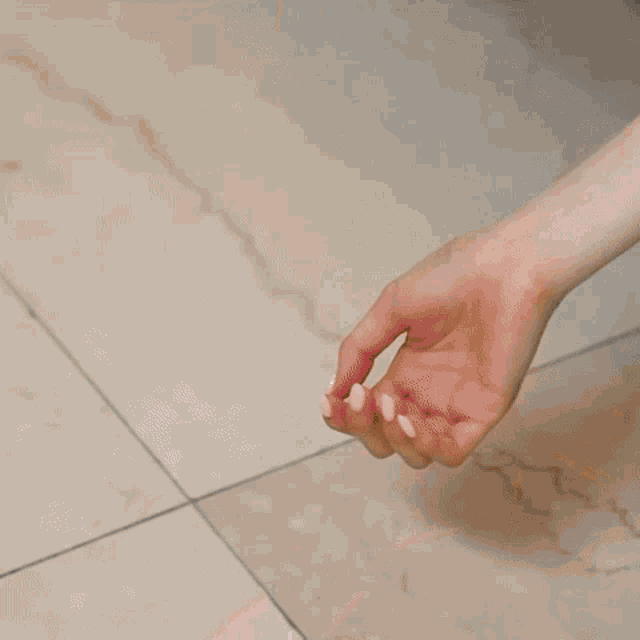 a woman 's arm is shown in a video with foreign writing
