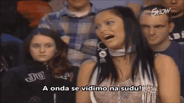 a woman in a crowd says a onda se vidimo na sudo