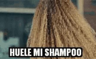 a close up of a person 's hair with the words huele mi shampoo written on it .