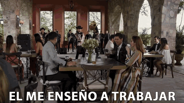 a group of people sitting at tables with the words el me enseño a trabajar written on the bottom
