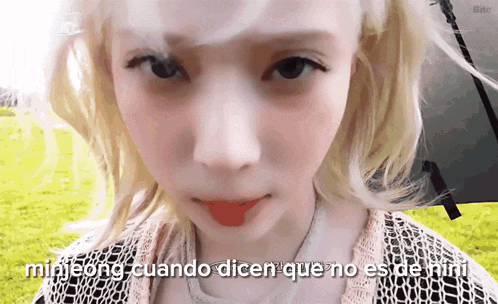 a close up of a woman 's face with the words " minieong cuando dicen que no es de mimi " written above her