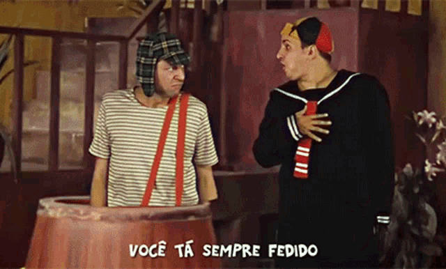 two men are standing next to each other with the words voce ta sempre fedido written above them