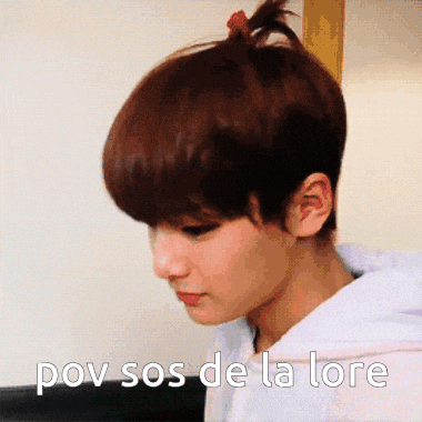 a picture of a person with the words pov sos de la lore written on it