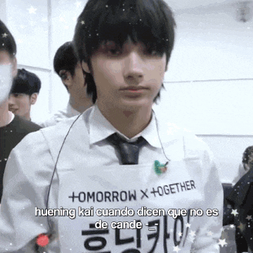 a young man wearing a shirt that says tomorrow x together huening kai cuando dicen que no es de cande