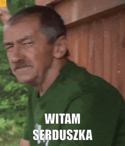 a man wearing a green shirt with the words witam serduszka written on it