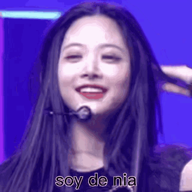 a close up of a woman 's face with the words soy de nia on the bottom