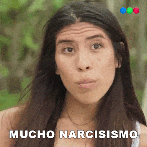 a woman making a face with the words mucho narcisismo on the bottom right