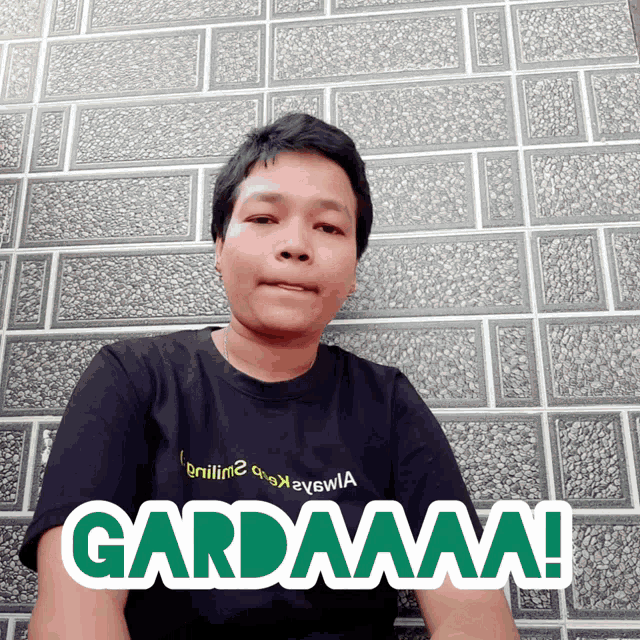 a man wearing a black t-shirt with the word gardaaa on it