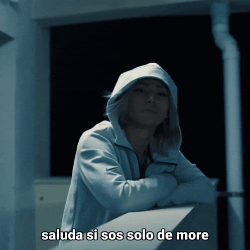 a woman in a hooded jacket with the words saluda si sos solo de more written below her