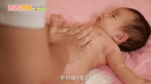 幫寶寶擦乳液 媽媽寶寶mom Tv How To Put On Lotion For Babies GIF - 擦apply GIFs
