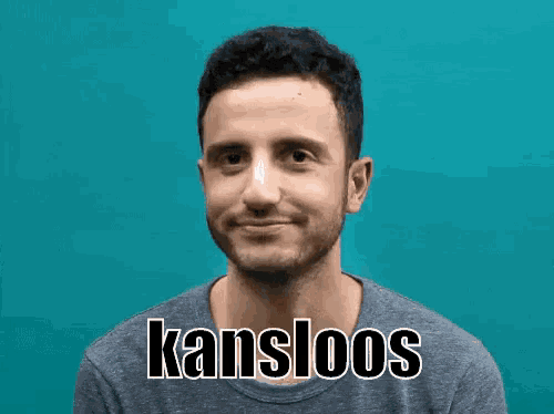 a man is smiling with his eyes closed and the word kansloos is above him