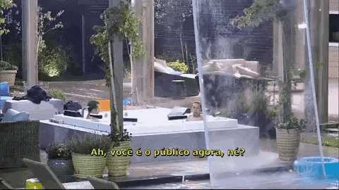 a man in a jacuzzi with the words ah você o publico agora ne written on the bottom