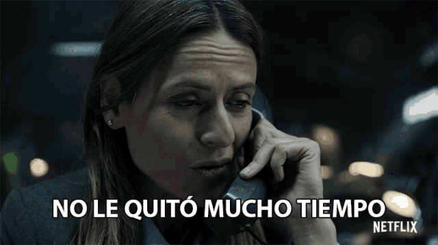 a woman talking on a phone with the words " no le quito mucho tiempo " above her