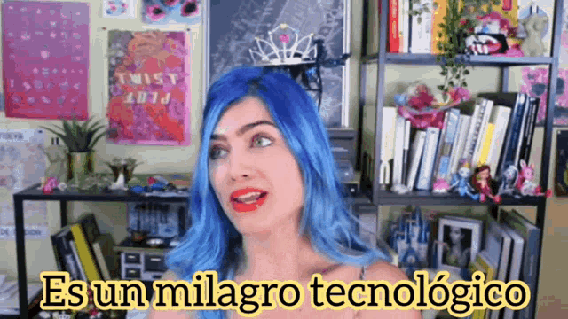 a woman with blue hair is standing in front of a bookshelf and says " es un milagro tecnologico "