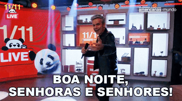 a man singing into a microphone with the words boa noite senhoras e senhores behind him