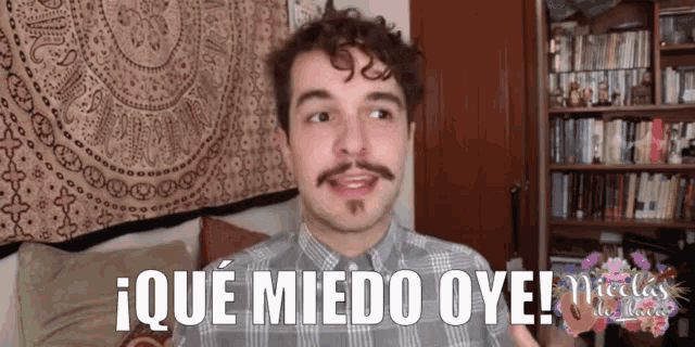 a man in a plaid shirt says " que miedo oye "