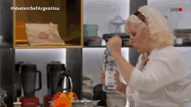a woman is preparing food in a kitchen with the words masterchef argentina on the bottom