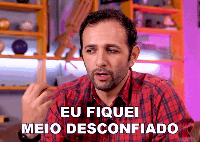 a man in a plaid shirt says eu fiquei meio desconfiado