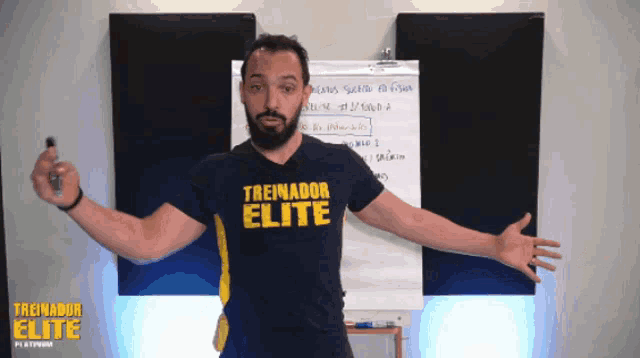 a man wearing a shirt that says treinador elite on it