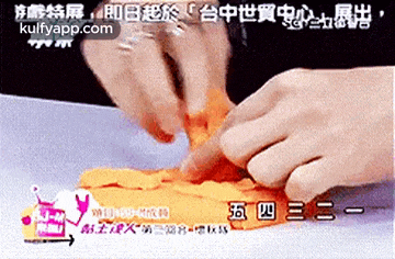 a picture of a person cutting a carrot with chinese writing