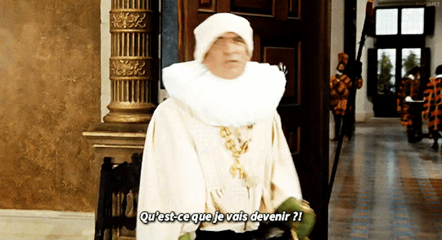 a man in a white robe says qu'est-ce que je vais devenir ?