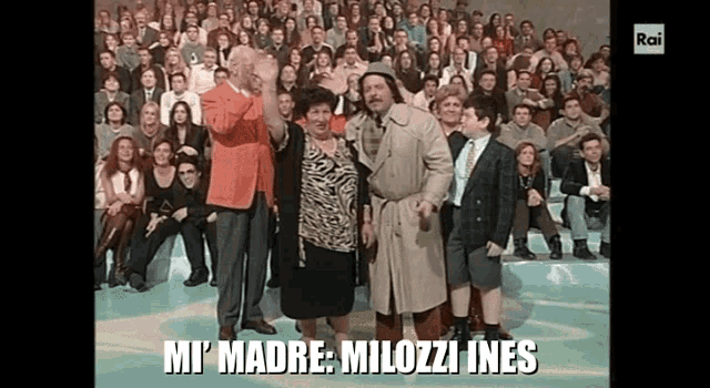 a group of people are standing in front of a crowd with the words mi madre milozzi ines above them