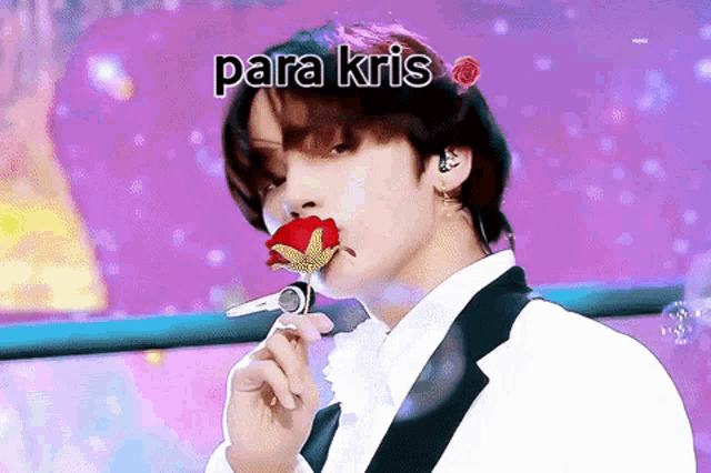 a man in a tuxedo is holding a rose in his mouth with the words para kris written above him