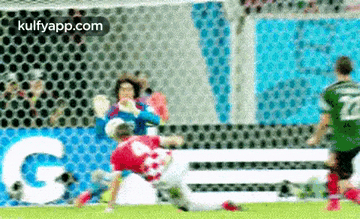 a blurry picture of a soccer game with the website kulfyapp.com in the upper right corner