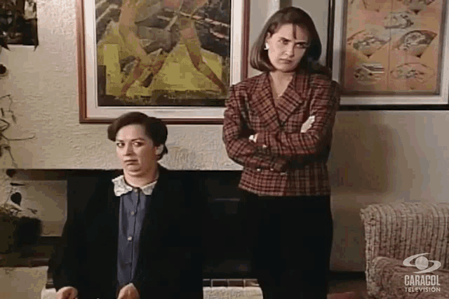 two women standing next to each other in front of a fireplace with caracol television written on the bottom