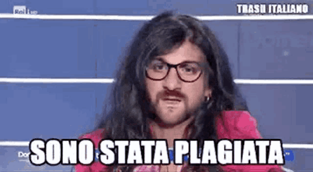 a man with long hair and glasses is making a funny face and saying sono stata plagiata .