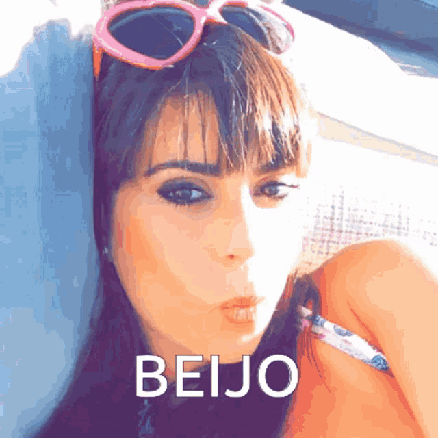 a woman blowing a kiss with the word beijo written above her