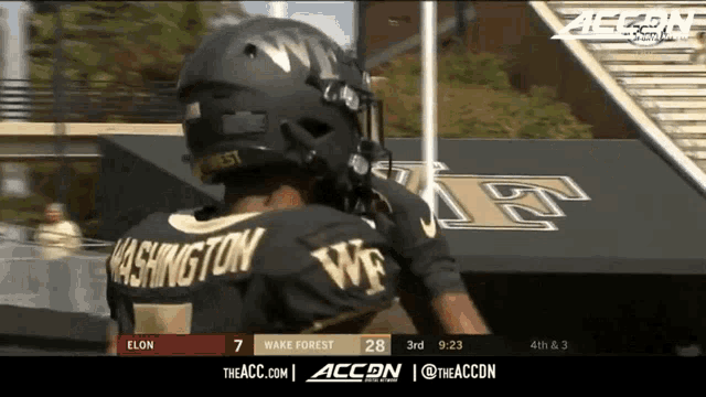 a football player with the name washington on the back of his shirt