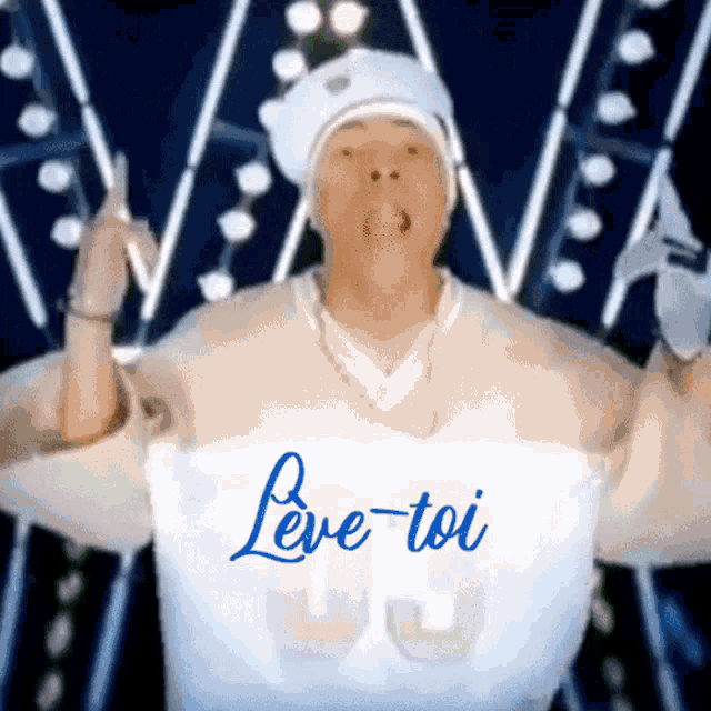 a person wearing a white shirt that says leve-toi on it