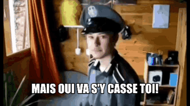 a man in a military uniform with the words mais oui va sy casse toi written below him