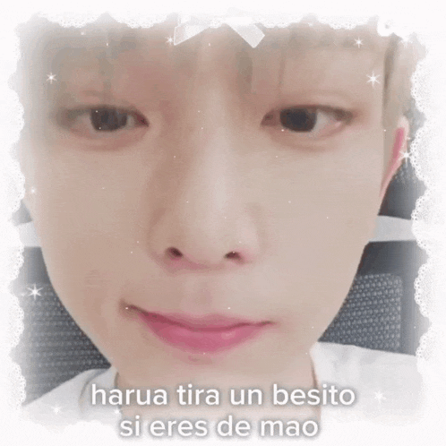 a close up of a person 's face with the words `` harua tira un besito si eres de mao '' .