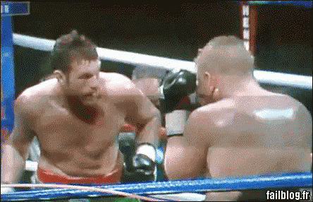 two men are fighting in a boxing ring with failblog.fr written on the bottom