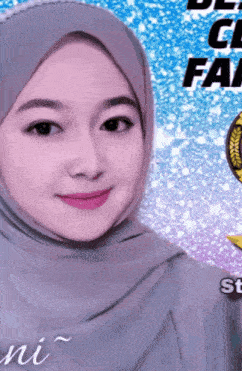 a woman wearing a hijab is smiling in front of a blue and purple background with the words ' de ' on it