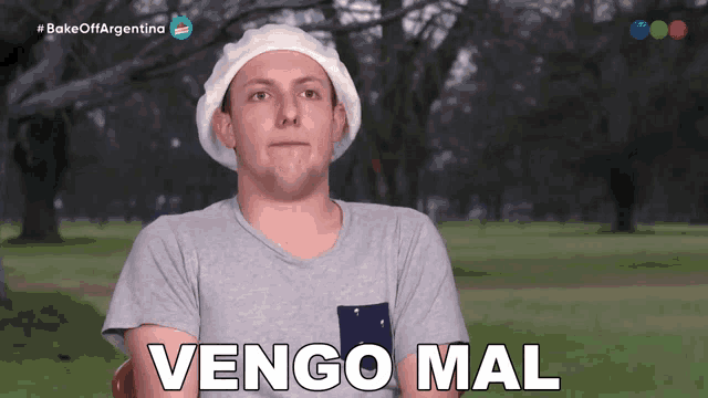 a man wearing a white hat and a grey shirt says " vengo mal "
