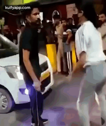 Dont Leave This Gal Give Her To The Cops.Gif GIF - Dont Leave This Gal Give Her To The Cops Lucknow Girl GIFs