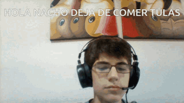 a boy wearing headphones says hola nacho deja de comer tulas