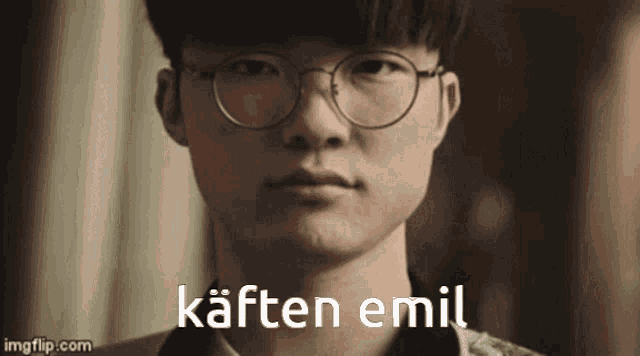 a close up of a man with glasses and the words kaften emil