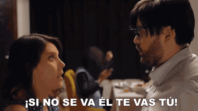 a man and a woman looking at each other with the words si no se va el te vas tu