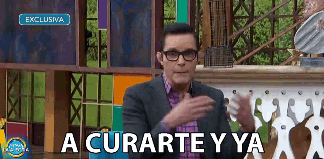 a man wearing glasses and a suit says " a curarte y ya "