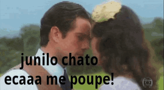 a man and woman are kissing with the words junilo chato ecaaa me poupe below them