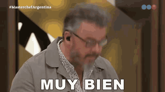 a man with glasses and a beard says " muy bien "