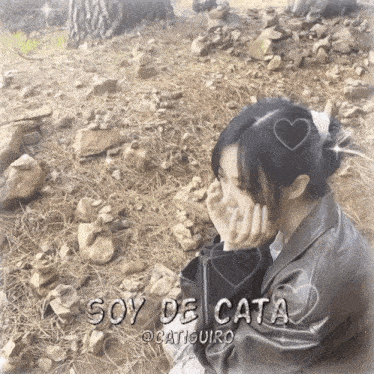 a picture of a girl with the words soy de cata written on it