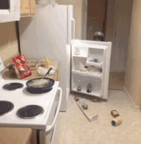 Scared Cooking GIF - Scared Cooking Afraid GIFs